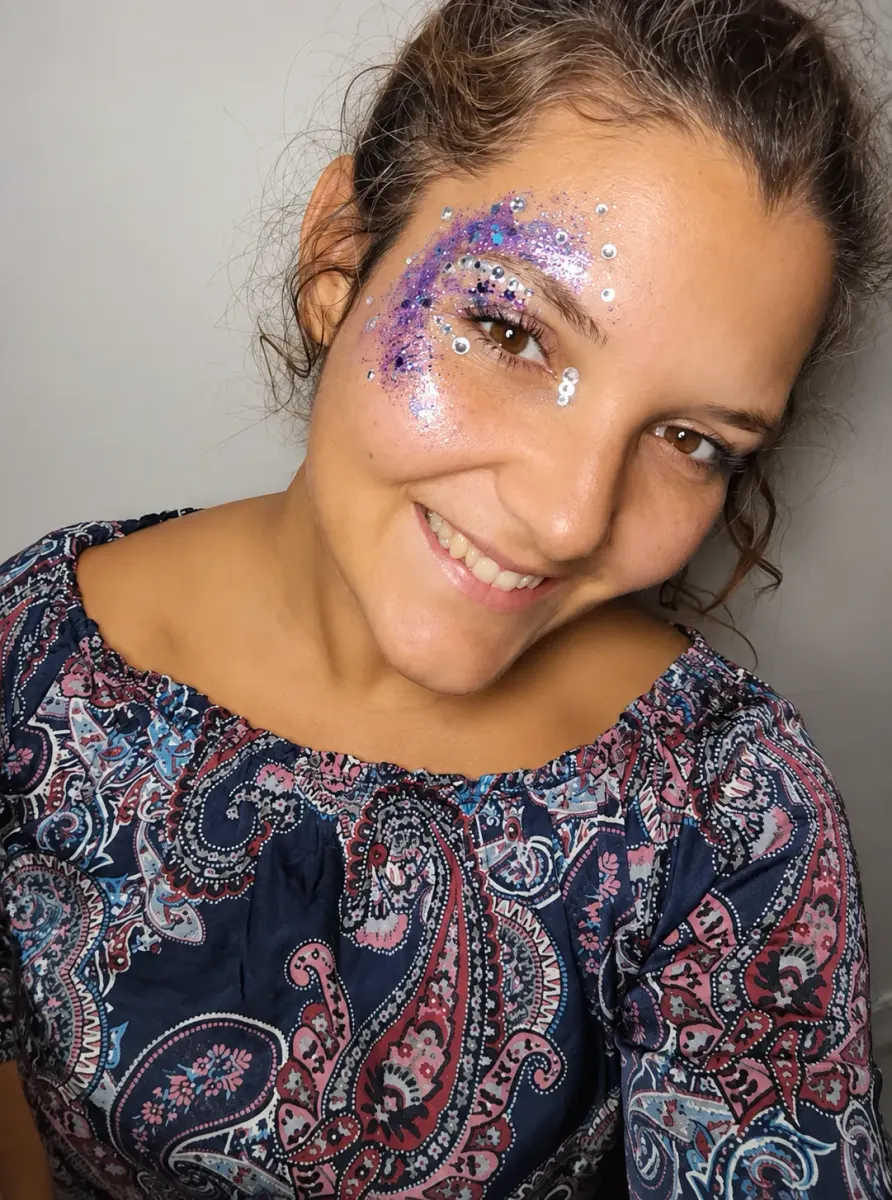 Invitée souriante, paillettes violettes et argentées posées autour de l'œil